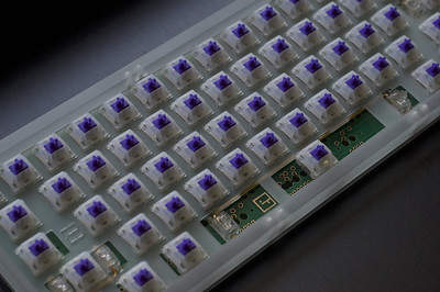 Keyboard exploiting both the toughness and transparency of polycarbonate